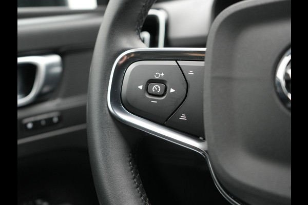 Volvo XC40 T4 Recharge R-Design Plug In Hybrid 211pk Dealer O.H. PHEV | Camera | Keyless | Lederen Sportstoelen Memory & Verwarmd | Apple Carplay | Stuur Verwarmd | Cruise Control | Navigatie | Virtual | DAB | 19"L.M |