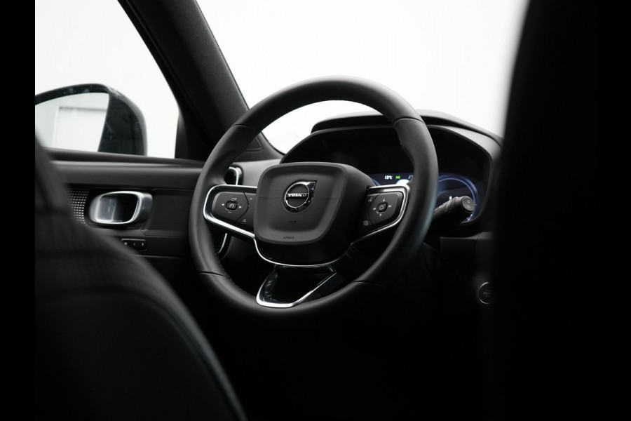 Volvo XC40 T4 Recharge R-Design Plug In Hybrid 211pk Dealer O.H. PHEV | Camera | Keyless | Lederen Sportstoelen Memory & Verwarmd | Apple Carplay | Stuur Verwarmd | Cruise Control | Navigatie | Virtual | DAB | 19"L.M |