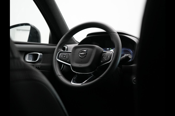 Volvo XC40 T4 Recharge R-Design Plug In Hybrid 211pk Dealer O.H. PHEV | Camera | Keyless | Lederen Sportstoelen Memory & Verwarmd | Apple Carplay | Stuur Verwarmd | Cruise Control | Navigatie | Virtual | DAB | 19"L.M |
