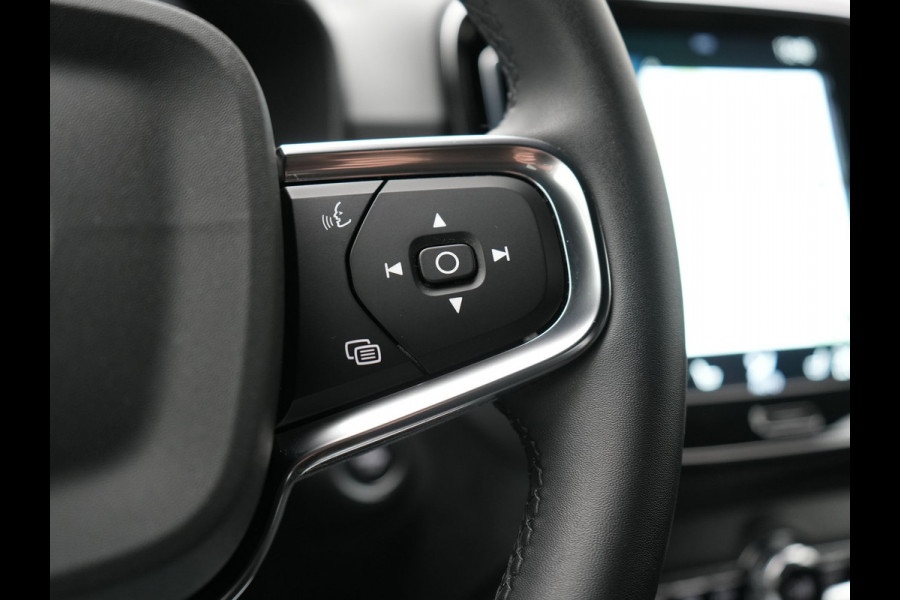 Volvo XC40 T4 Recharge R-Design Plug In Hybrid 211pk Dealer O.H. PHEV | Camera | Keyless | Lederen Sportstoelen Memory & Verwarmd | Apple Carplay | Stuur Verwarmd | Cruise Control | Navigatie | Virtual | DAB | 19"L.M |