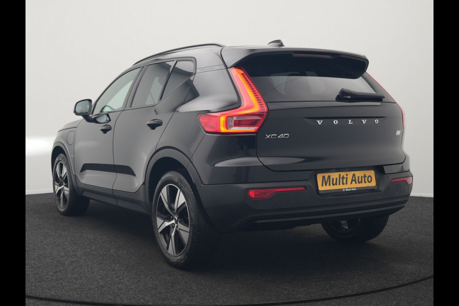 Volvo XC40 T4 Recharge R-Design Plug In Hybrid 211pk Dealer O.H. PHEV | Camera | Keyless | Lederen Sportstoelen Memory & Verwarmd | Apple Carplay | Stuur Verwarmd | Cruise Control | Navigatie | Virtual | DAB | 19"L.M |