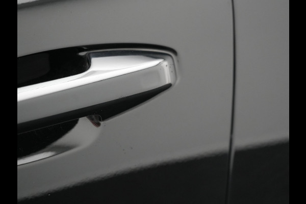 Volvo XC40 T4 Recharge R-Design Plug In Hybrid 211pk Dealer O.H. PHEV | Camera | Keyless | Lederen Sportstoelen Memory & Verwarmd | Apple Carplay | Stuur Verwarmd | Cruise Control | Navigatie | Virtual | DAB | 19"L.M |