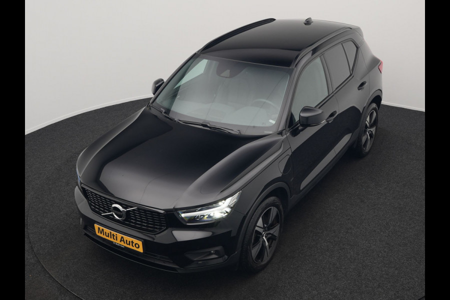 Volvo XC40 T4 Recharge R-Design Plug In Hybrid 211pk Dealer O.H. PHEV | Camera | Keyless | Lederen Sportstoelen Memory & Verwarmd | Apple Carplay | Stuur Verwarmd | Cruise Control | Navigatie | Virtual | DAB | 19"L.M |