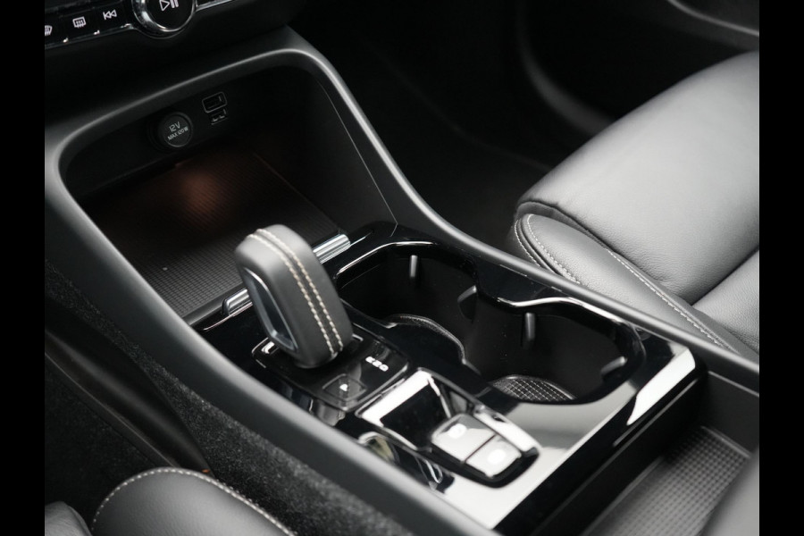 Volvo XC40 T4 Recharge R-Design Plug In Hybrid 211pk Dealer O.H. PHEV | Camera | Keyless | Lederen Sportstoelen Memory & Verwarmd | Apple Carplay | Stuur Verwarmd | Cruise Control | Navigatie | Virtual | DAB | 19"L.M |