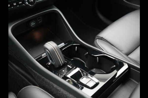 Volvo XC40 T4 Recharge R-Design Plug In Hybrid 211pk Dealer O.H. PHEV | Camera | Keyless | Lederen Sportstoelen Memory & Verwarmd | Apple Carplay | Stuur Verwarmd | Cruise Control | Navigatie | Virtual | DAB | 19"L.M |