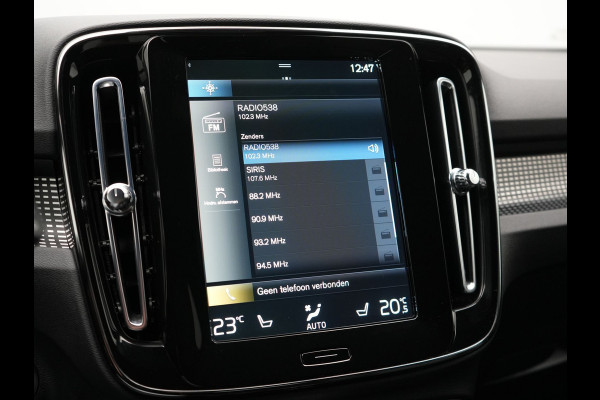 Volvo XC40 T4 Recharge R-Design Plug In Hybrid 211pk Dealer O.H. PHEV | Camera | Keyless | Lederen Sportstoelen Memory & Verwarmd | Apple Carplay | Stuur Verwarmd | Cruise Control | Navigatie | Virtual | DAB | 19"L.M |