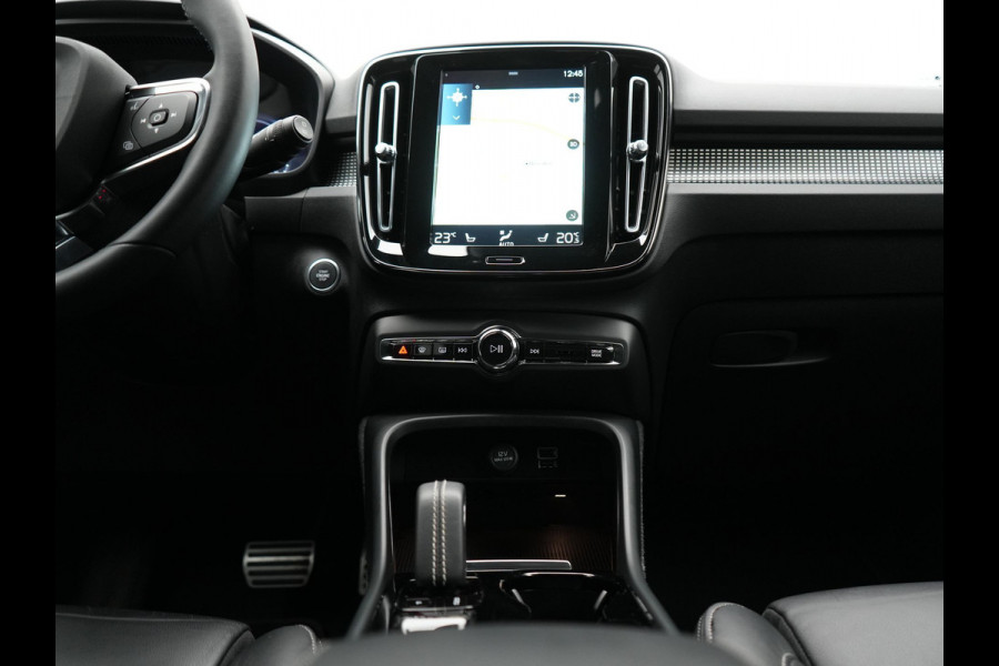 Volvo XC40 T4 Recharge R-Design Plug In Hybrid 211pk Dealer O.H. PHEV | Camera | Keyless | Lederen Sportstoelen Memory & Verwarmd | Apple Carplay | Stuur Verwarmd | Cruise Control | Navigatie | Virtual | DAB | 19"L.M |