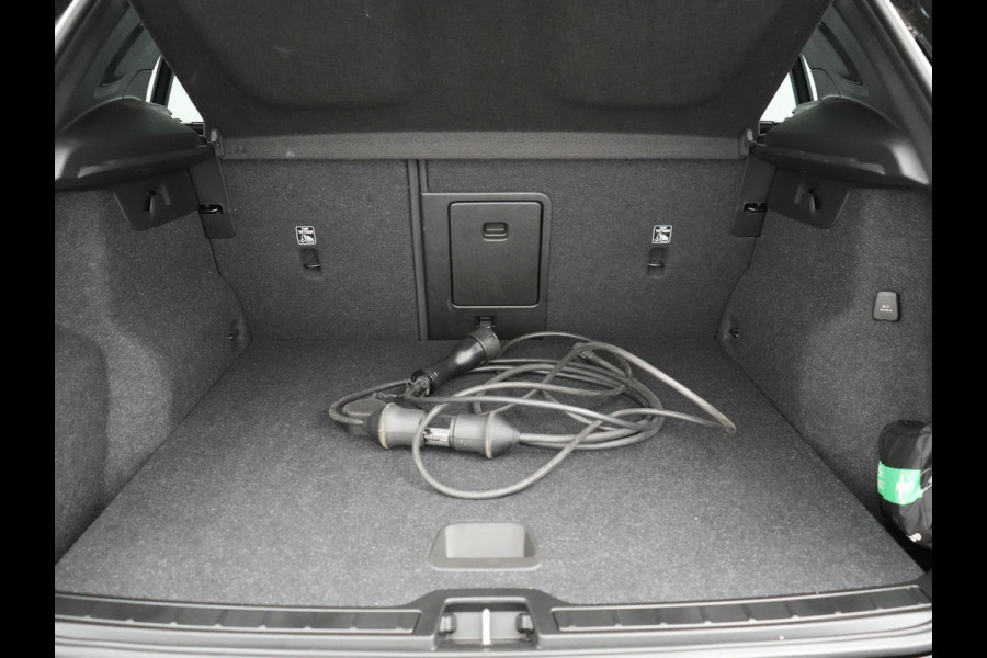 Volvo XC40 T4 Recharge R-Design Plug In Hybrid 211pk Dealer O.H. PHEV | Camera | Keyless | Lederen Sportstoelen Memory & Verwarmd | Apple Carplay | Stuur Verwarmd | Cruise Control | Navigatie | Virtual | DAB | 19"L.M |