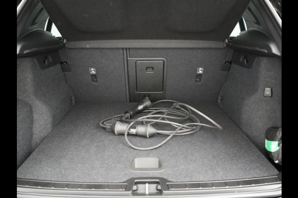 Volvo XC40 T4 Recharge R-Design Plug In Hybrid 211pk Dealer O.H. PHEV | Camera | Keyless | Lederen Sportstoelen Memory & Verwarmd | Apple Carplay | Stuur Verwarmd | Cruise Control | Navigatie | Virtual | DAB | 19"L.M |