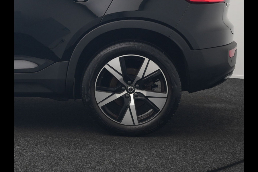 Volvo XC40 T4 Recharge R-Design Plug In Hybrid 211pk Dealer O.H. PHEV | Camera | Keyless | Lederen Sportstoelen Memory & Verwarmd | Apple Carplay | Stuur Verwarmd | Cruise Control | Navigatie | Virtual | DAB | 19"L.M |