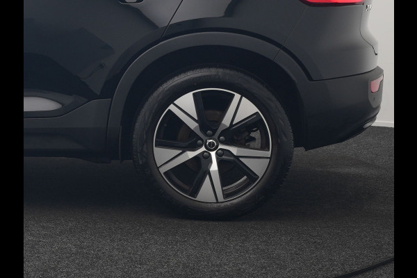Volvo XC40 T4 Recharge R-Design Plug In Hybrid 211pk Dealer O.H. PHEV | Camera | Keyless | Lederen Sportstoelen Memory & Verwarmd | Apple Carplay | Stuur Verwarmd | Cruise Control | Navigatie | Virtual | DAB | 19"L.M |
