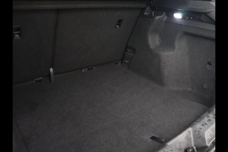 Volkswagen ID.4 Pro 77 kWh | Trekhaak | Stoelverwarming | Warmtepomp | Sfeerverlichting | Stuurverwarming | Carplay | Adaptive cruise | Keyless | Camera | Navigatie | Full LED