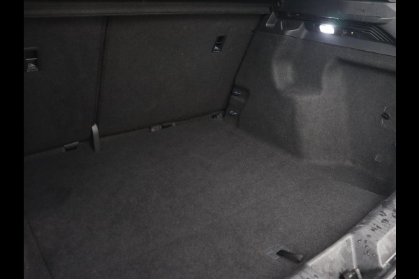 Volkswagen ID.4 Pro 77 kWh | Trekhaak | Stoelverwarming | Warmtepomp | Sfeerverlichting | Stuurverwarming | Carplay | Adaptive cruise | Keyless | Camera | Navigatie | Full LED