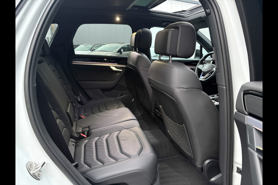 Volkswagen Touareg 3.0 TSi 4MOTION R | Luchtvering | Panodak | Trekhaak | Stoelkoeling | 360 Camera | Black Style | Prijs Rijklaar!!