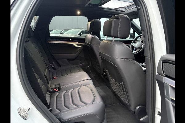 Volkswagen Touareg 3.0 TSi 4MOTION R | Luchtvering | Panodak | Trekhaak | Stoelkoeling | 360 Camera | Black Style | Prijs Rijklaar!!