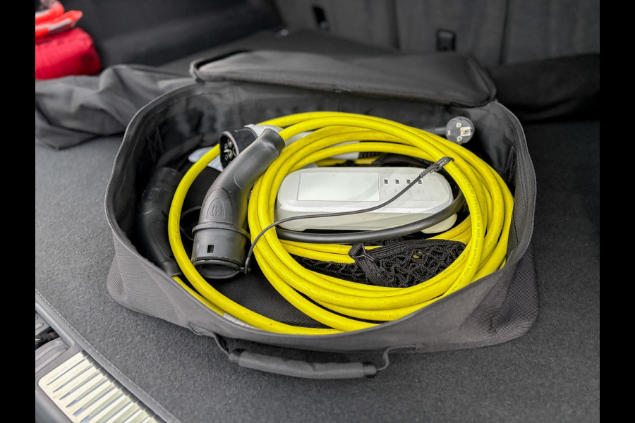 Volkswagen Touareg 3.0 TSi 4MOTION R | Luchtvering | Panodak | Trekhaak | Stoelkoeling | 360 Camera | Black Style | Prijs Rijklaar!!