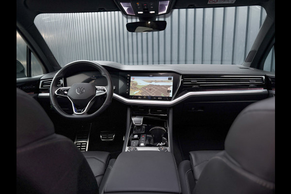 Volkswagen Touareg 3.0 TSi 4MOTION R | Luchtvering | Panodak | Trekhaak | Stoelkoeling | 360 Camera | Black Style | Prijs Rijklaar!!