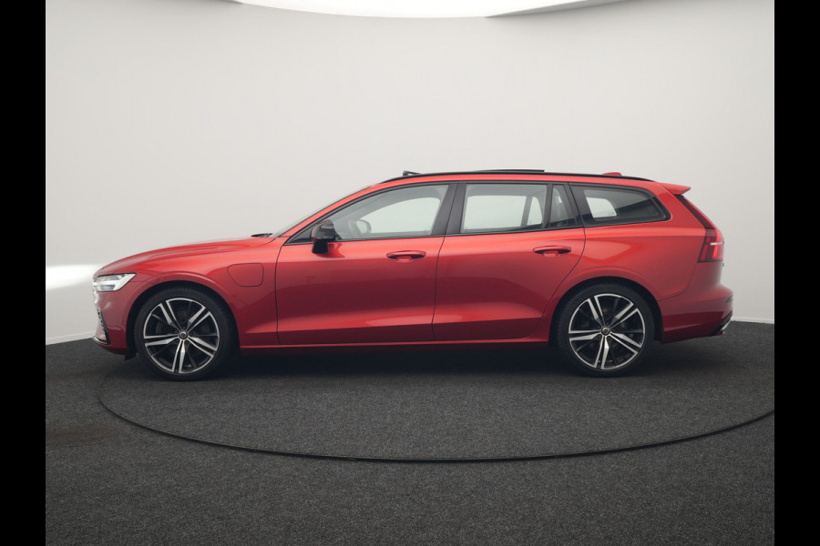 Volvo V60 T6 Twin Engine AWD R-Design Plug In Hybrid 340pk Dealer O.H. PHEV | Trekhaak Af Fabriek | Panodak | Head Up | Adaptive Cruise | 360 Camera | Lederen Sportstoelen Memory & Verwarmd | Apple Carplay | Stuur Verwarmd | Blis | Keyless | Navigatie | DAB |