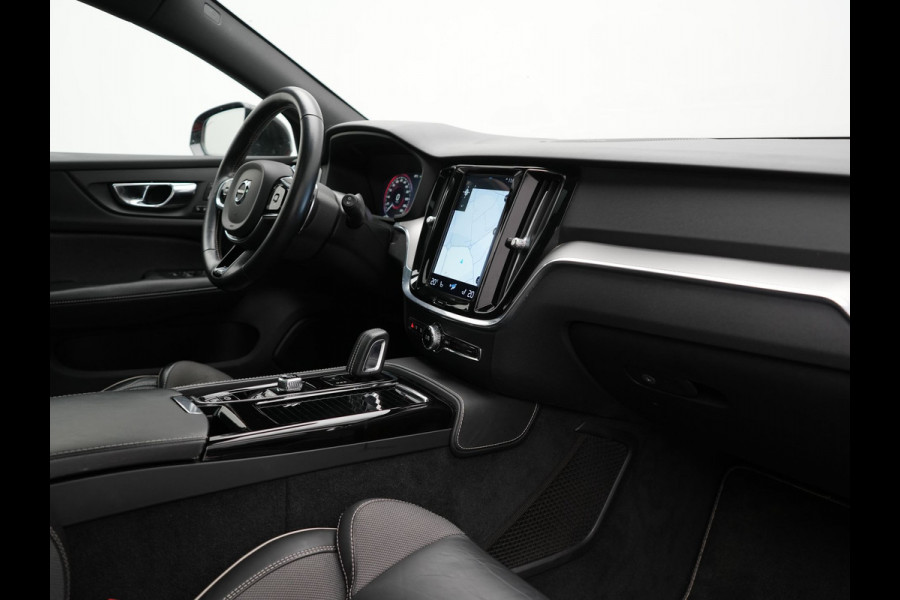 Volvo V60 T6 Twin Engine AWD R-Design Plug In Hybrid 340pk Dealer O.H. PHEV | Trekhaak Af Fabriek | Panodak | Head Up | Adaptive Cruise | 360 Camera | Lederen Sportstoelen Memory & Verwarmd | Apple Carplay | Stuur Verwarmd | Blis | Keyless | Navigatie | DAB |