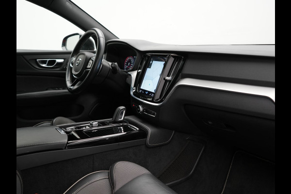 Volvo V60 T6 Twin Engine AWD R-Design Plug In Hybrid 340pk Dealer O.H. PHEV | Trekhaak Af Fabriek | Panodak | Head Up | Adaptive Cruise | 360 Camera | Lederen Sportstoelen Memory & Verwarmd | Apple Carplay | Stuur Verwarmd | Blis | Keyless | Navigatie | DAB |