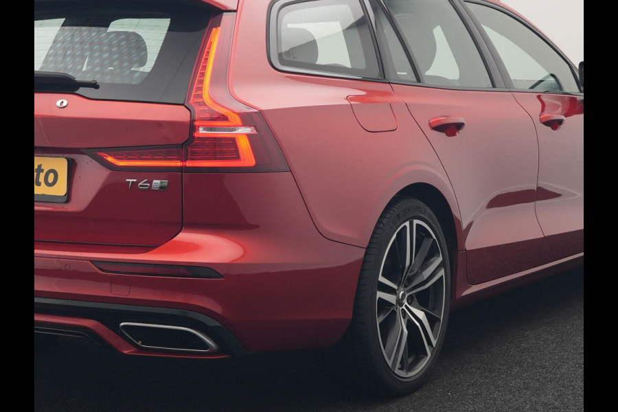 Volvo V60 T6 Twin Engine AWD R-Design Plug In Hybrid 340pk Dealer O.H. PHEV | Trekhaak Af Fabriek | Panodak | Head Up | Adaptive Cruise | 360 Camera | Lederen Sportstoelen Memory & Verwarmd | Apple Carplay | Stuur Verwarmd | Blis | Keyless | Navigatie | DAB |