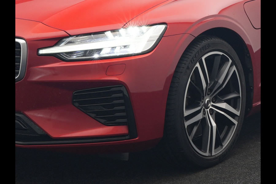 Volvo V60 T6 Twin Engine AWD R-Design Plug In Hybrid 340pk Dealer O.H. PHEV | Trekhaak Af Fabriek | Panodak | Head Up | Adaptive Cruise | 360 Camera | Lederen Sportstoelen Memory & Verwarmd | Apple Carplay | Stuur Verwarmd | Blis | Keyless | Navigatie | DAB |