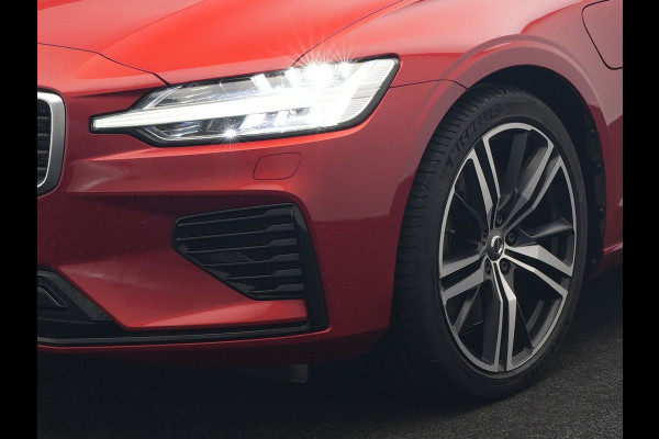 Volvo V60 T6 Twin Engine AWD R-Design Plug In Hybrid 340pk Dealer O.H. PHEV | Trekhaak Af Fabriek | Panodak | Head Up | Adaptive Cruise | 360 Camera | Lederen Sportstoelen Memory & Verwarmd | Apple Carplay | Stuur Verwarmd | Blis | Keyless | Navigatie | DAB |