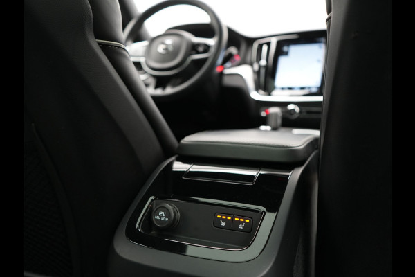 Volvo V60 T6 Twin Engine AWD R-Design Plug In Hybrid 340pk Dealer O.H. PHEV | Trekhaak Af Fabriek | Panodak | Head Up | Adaptive Cruise | 360 Camera | Lederen Sportstoelen Memory & Verwarmd | Apple Carplay | Stuur Verwarmd | Blis | Keyless | Navigatie | DAB |