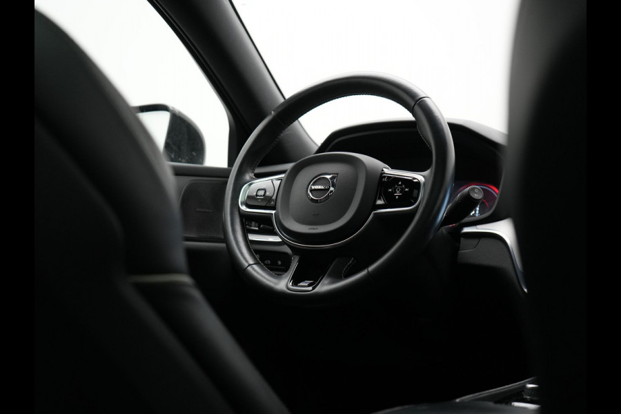 Volvo V60 T6 Twin Engine AWD R-Design Plug In Hybrid 340pk Dealer O.H. PHEV | Trekhaak Af Fabriek | Panodak | Head Up | Adaptive Cruise | 360 Camera | Lederen Sportstoelen Memory & Verwarmd | Apple Carplay | Stuur Verwarmd | Blis | Keyless | Navigatie | DAB |
