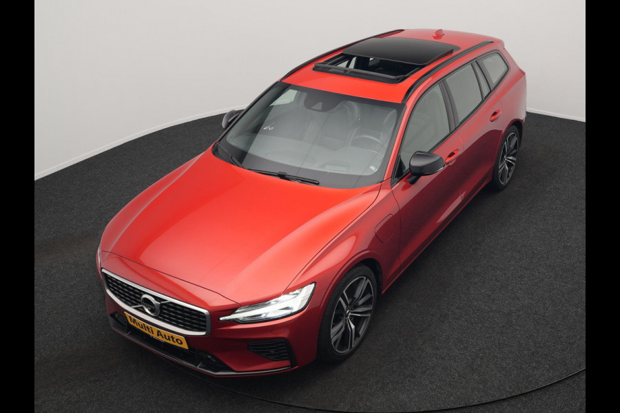 Volvo V60 T6 Twin Engine AWD R-Design Plug In Hybrid 340pk Dealer O.H. PHEV | Trekhaak Af Fabriek | Panodak | Head Up | Adaptive Cruise | 360 Camera | Lederen Sportstoelen Memory & Verwarmd | Apple Carplay | Stuur Verwarmd | Blis | Keyless | Navigatie | DAB |