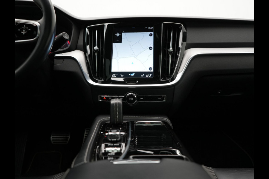 Volvo V60 T6 Twin Engine AWD R-Design Plug In Hybrid 340pk Dealer O.H. PHEV | Trekhaak Af Fabriek | Panodak | Head Up | Adaptive Cruise | 360 Camera | Lederen Sportstoelen Memory & Verwarmd | Apple Carplay | Stuur Verwarmd | Blis | Keyless | Navigatie | DAB |