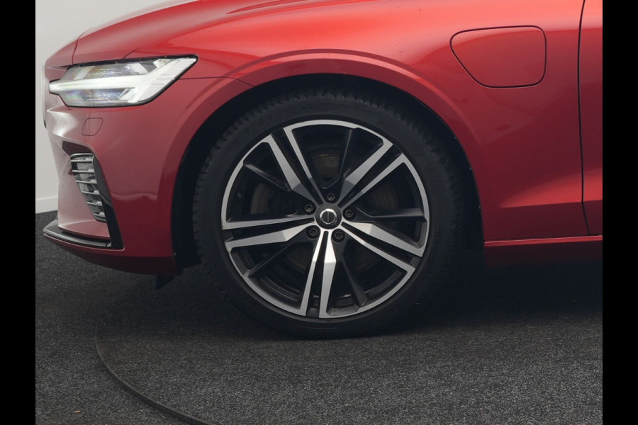 Volvo V60 T6 Twin Engine AWD R-Design Plug In Hybrid 340pk Dealer O.H. PHEV | Trekhaak Af Fabriek | Panodak | Head Up | Adaptive Cruise | 360 Camera | Lederen Sportstoelen Memory & Verwarmd | Apple Carplay | Stuur Verwarmd | Blis | Keyless | Navigatie | DAB |