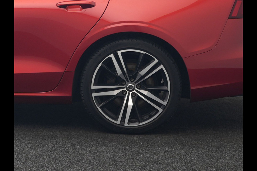 Volvo V60 T6 Twin Engine AWD R-Design Plug In Hybrid 340pk Dealer O.H. PHEV | Trekhaak Af Fabriek | Panodak | Head Up | Adaptive Cruise | 360 Camera | Lederen Sportstoelen Memory & Verwarmd | Apple Carplay | Stuur Verwarmd | Blis | Keyless | Navigatie | DAB |