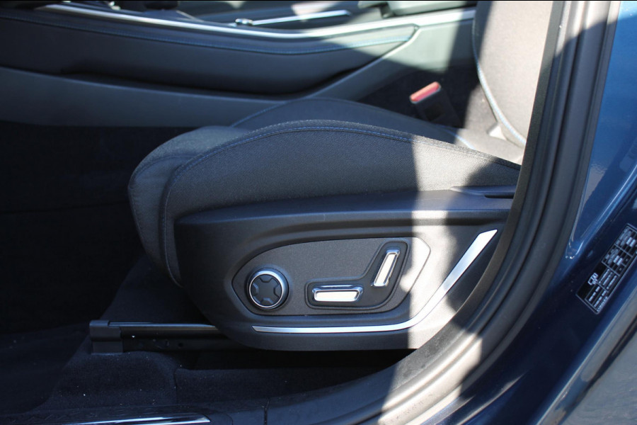 Lynk & Co 01 261PK Automaat Adaptieve Cruise Control / Elektrisch verstelbare voorstoelen / BLIS / Stoelverwarming / Climate Control / Parkeersensoren met 360 gradencamera / Regensensor