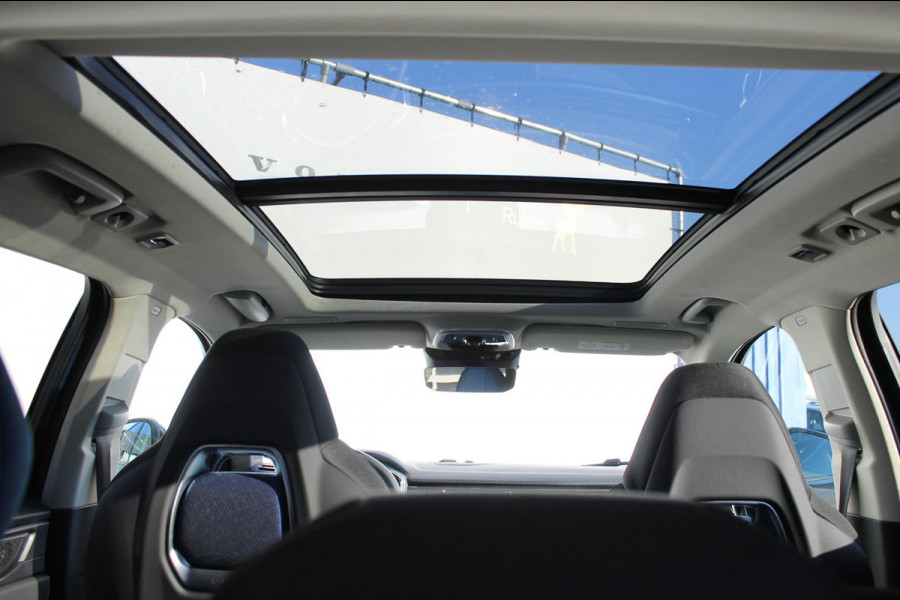 Lynk & Co 01 261PK Automaat Adaptieve Cruise Control / Elektrisch verstelbare voorstoelen / BLIS / Stoelverwarming / Climate Control / Parkeersensoren met 360 gradencamera / Regensensor