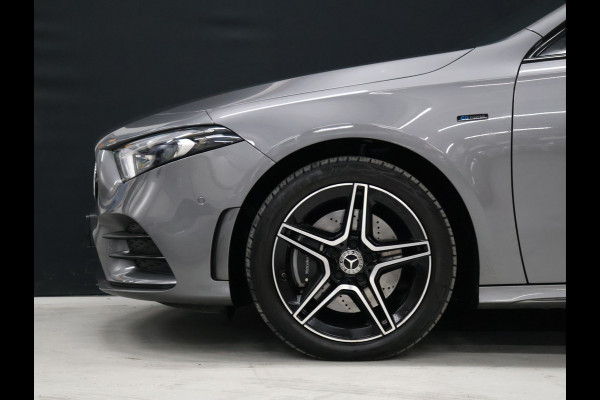 Mercedes-Benz A-Klasse 250 e AMG Limited *WEEKAANBIEIDNG* [SCHUIFKANTELDAK, SFEERVERLICHTING, CAMERA, PDC V+A, MEMORY SEATS, APPLE CARPLAY, ANDROID AUTO, CRUISE CONTROL, STOELVERWARMING, NIEUWSTAAT]