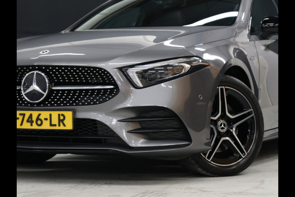 Mercedes-Benz A-Klasse 250 e AMG Limited *WEEKAANBIEIDNG* [SCHUIFKANTELDAK, SFEERVERLICHTING, CAMERA, PDC V+A, MEMORY SEATS, APPLE CARPLAY, ANDROID AUTO, CRUISE CONTROL, STOELVERWARMING, NIEUWSTAAT]