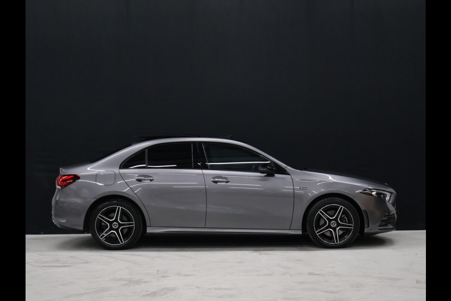 Mercedes-Benz A-Klasse 250 e AMG Limited *WEEKAANBIEIDNG* [SCHUIFKANTELDAK, SFEERVERLICHTING, CAMERA, PDC V+A, MEMORY SEATS, APPLE CARPLAY, ANDROID AUTO, CRUISE CONTROL, STOELVERWARMING, NIEUWSTAAT]