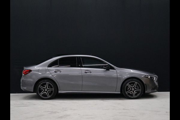 Mercedes-Benz A-Klasse 250 e AMG Limited *WEEKAANBIEIDNG* [SCHUIFKANTELDAK, SFEERVERLICHTING, CAMERA, PDC V+A, MEMORY SEATS, APPLE CARPLAY, ANDROID AUTO, CRUISE CONTROL, STOELVERWARMING, NIEUWSTAAT]