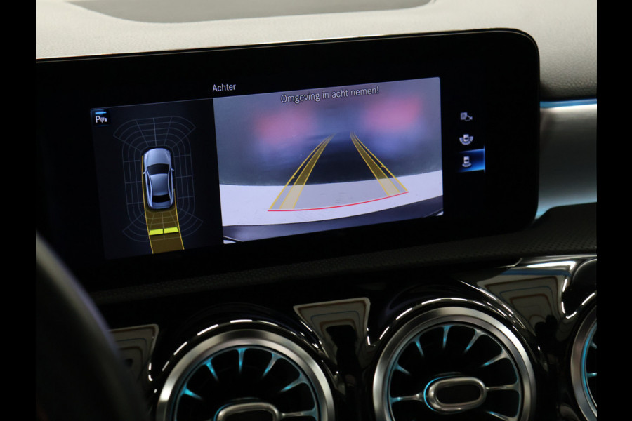 Mercedes-Benz A-Klasse 250 e AMG Limited *WEEKAANBIEIDNG* [SCHUIFKANTELDAK, SFEERVERLICHTING, CAMERA, PDC V+A, MEMORY SEATS, APPLE CARPLAY, ANDROID AUTO, CRUISE CONTROL, STOELVERWARMING, NIEUWSTAAT]