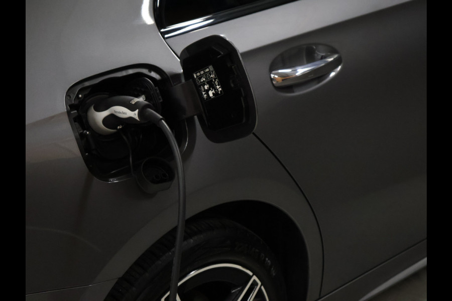 Mercedes-Benz A-Klasse 250 e AMG Limited *WEEKAANBIEIDNG* [SCHUIFKANTELDAK, SFEERVERLICHTING, CAMERA, PDC V+A, MEMORY SEATS, APPLE CARPLAY, ANDROID AUTO, CRUISE CONTROL, STOELVERWARMING, NIEUWSTAAT]