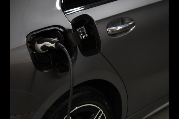 Mercedes-Benz A-Klasse 250 e AMG Limited *WEEKAANBIEIDNG* [SCHUIFKANTELDAK, SFEERVERLICHTING, CAMERA, PDC V+A, MEMORY SEATS, APPLE CARPLAY, ANDROID AUTO, CRUISE CONTROL, STOELVERWARMING, NIEUWSTAAT]