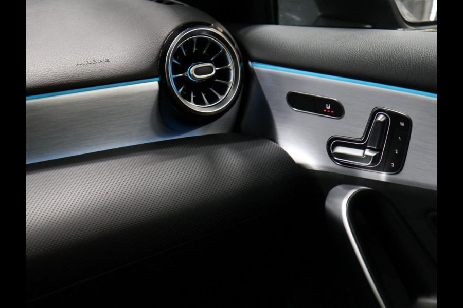 Mercedes-Benz A-Klasse 250 e AMG Limited *WEEKAANBIEIDNG* [SCHUIFKANTELDAK, SFEERVERLICHTING, CAMERA, PDC V+A, MEMORY SEATS, APPLE CARPLAY, ANDROID AUTO, CRUISE CONTROL, STOELVERWARMING, NIEUWSTAAT]