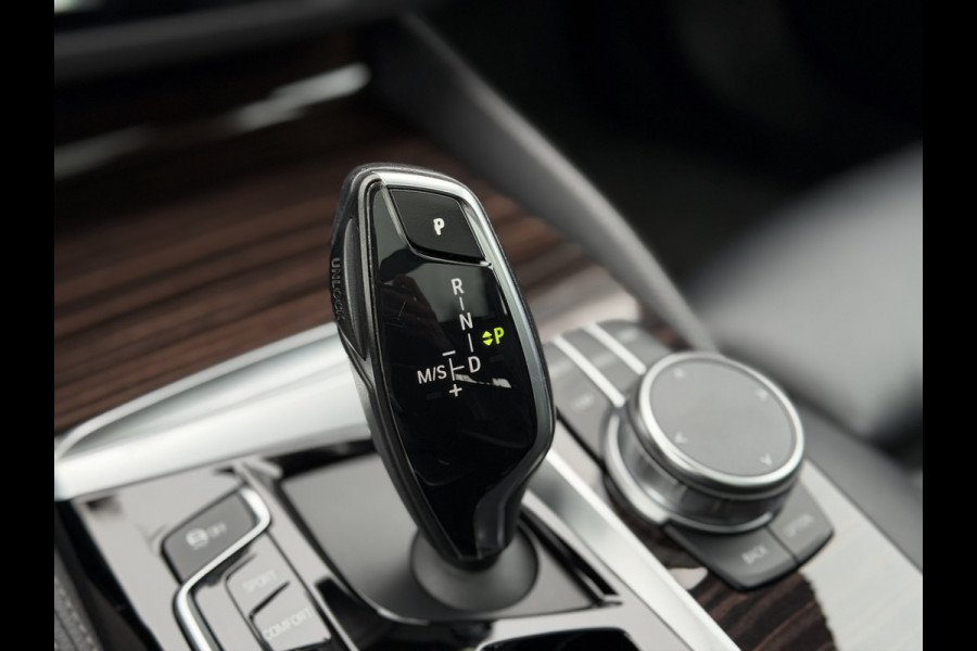 BMW 5 Serie Touring 520i High Executive Luxury Automaat / Pano dak / 18"LM / Leder / Camera
