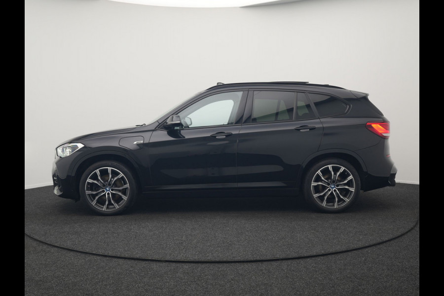 BMW X1 xDrive25e M Sport Plug In Hybrid 221pk Dealer O.H. PHEV | Trekhaak Afn. | Panodak | Head Up | Adaptive Cruise | Camera | Harman & Kardon | Lederen Sportstoelen Verwarmd | Sfeerverlichting | Apple Carplay | Keyless | 19"L.M | DAB |