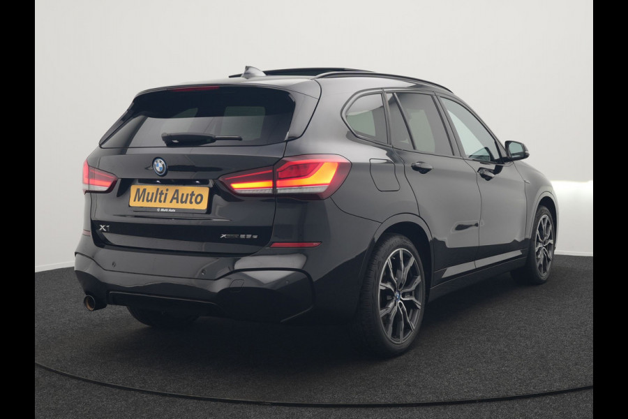 BMW X1 xDrive25e M Sport Plug In Hybrid 221pk Dealer O.H. PHEV | Trekhaak Afn. | Panodak | Head Up | Adaptive Cruise | Camera | Harman & Kardon | Lederen Sportstoelen Verwarmd | Sfeerverlichting | Apple Carplay | Keyless | 19"L.M | DAB |