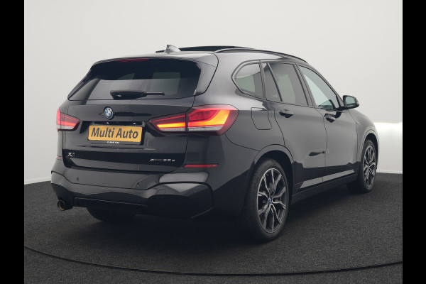BMW X1 xDrive25e M Sport Plug In Hybrid 221pk Dealer O.H. PHEV | Trekhaak Afn. | Panodak | Head Up | Adaptive Cruise | Camera | Harman & Kardon | Lederen Sportstoelen Verwarmd | Sfeerverlichting | Apple Carplay | Keyless | 19"L.M | DAB |