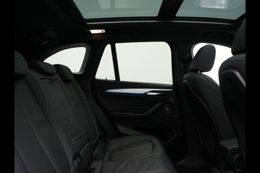 BMW X1 xDrive25e M Sport Plug In Hybrid 221pk Dealer O.H. PHEV | Trekhaak Afn. | Panodak | Head Up | Adaptive Cruise | Camera | Harman & Kardon | Lederen Sportstoelen Verwarmd | Sfeerverlichting | Apple Carplay | Keyless | 19"L.M | DAB |