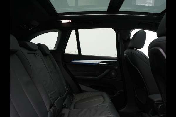 BMW X1 xDrive25e M Sport Plug In Hybrid 221pk Dealer O.H. PHEV | Trekhaak Afn. | Panodak | Head Up | Adaptive Cruise | Camera | Harman & Kardon | Lederen Sportstoelen Verwarmd | Sfeerverlichting | Apple Carplay | Keyless | 19"L.M | DAB |