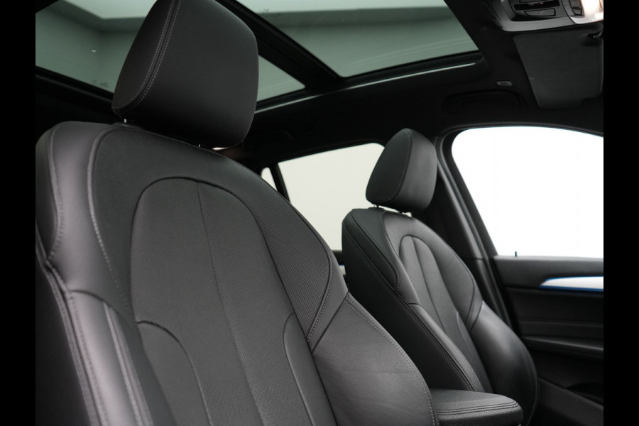 BMW X1 xDrive25e M Sport Plug In Hybrid 221pk Dealer O.H. PHEV | Trekhaak Afn. | Panodak | Head Up | Adaptive Cruise | Camera | Harman & Kardon | Lederen Sportstoelen Verwarmd | Sfeerverlichting | Apple Carplay | Keyless | 19"L.M | DAB |